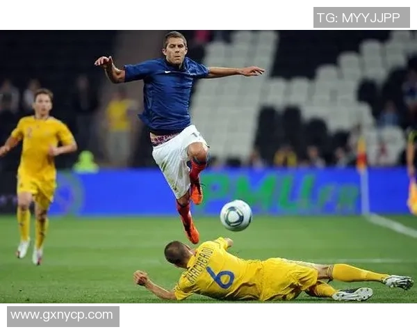 足球场上球星走光瞬间曝光 引发热议与关注